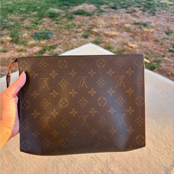 Louis Vuitton vintage toiletry pouch 26 - Picture 1 of 8